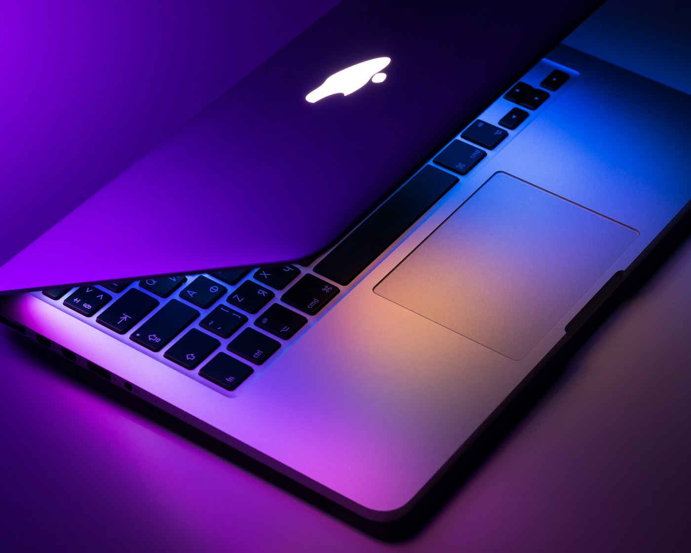 MacBook éclairé — poste de travail Synetis Lab